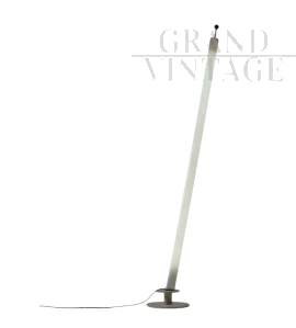 Lampada a piantana Tube di Christian Deuber                            