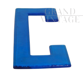 Lettera C in vetro azzurro, anni '80                            