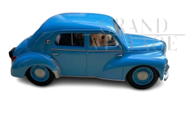 Modellino di Aroutcheff raffigurante Gil Jourdan sulla sua Renault 4CV blu