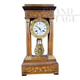 Orologio Impero da portale in noce intarsiato, metà XIX secolo                           