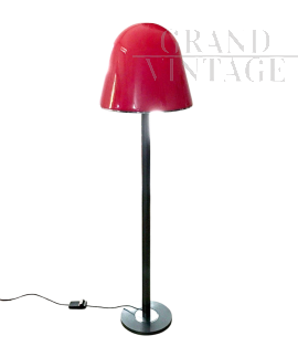 Piantana lampada da terra di Harvey Guzzini in plexiglass rosso                            