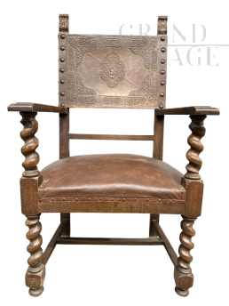 Poltrona antica neorinascimentale con braccioli e cuoio stampato, XIX secolo                            