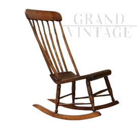 Sedia a dondolo vintage a doghe                            