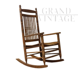 Sedia a dondolo vintage in legno                            