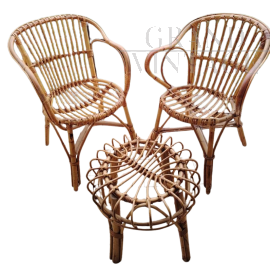 Set di due poltroncine e tavolino vintage in vimini                            