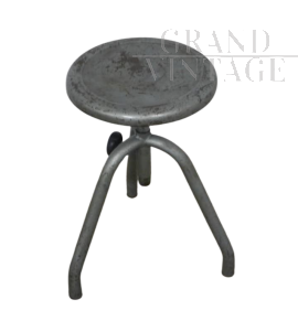 Sgabello industriale vintage in ferro verde con tre gambe                            