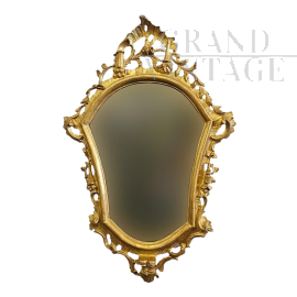 Specchiera sagomata in legno dorato in stile antico                            