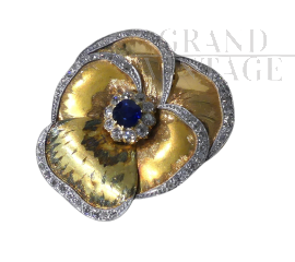 Spilla anni '60 in oro a forma di viola con diamanti e zaffiro