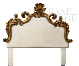 Testiera da letto antica imbottita in tessuto bianco e intagliata a foglia oro                            