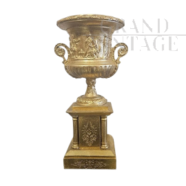 Vaso a colonna in stucco dorato in stile antico                            