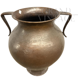 Vaso ad anfora antico in rame martellato con due manici, XVIII secolo                            