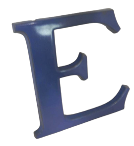 Lettera E in terracotta blu, anni '40