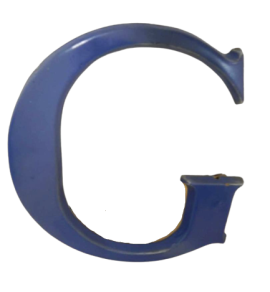 Lettera G in terracotta blu, anni '40