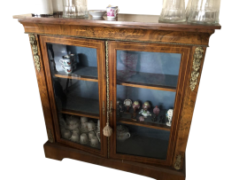 Antique English curio cabinet from the 19th century in walnut briar