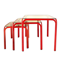 Tris di tavolini a nido in ferro rosso e vetro fumé, anni '80                            