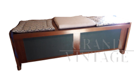 Cassapanca vintage con pannelli in tessuto verde