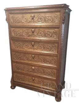 Cassettiera settimanale antica in noce intagliato del XIX secolo