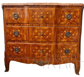 Comò cassettone del Settecento con ricchi intarsi e piano in marmo                            