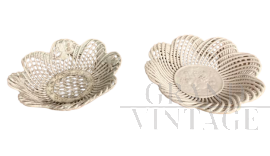 Coppia di piatti centrotavola antichi in maiolica traforata                            