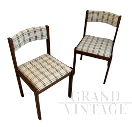 Coppia di sedie vintage in legno scuro e tessuto beige a quadri, anni '70                            