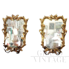 Coppia di applique dorate con specchio in stile antico                            