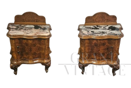 Coppia di comodini in stile Chippendale in radica con piano in marmo                            