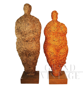 Coppia di sculture biomorfiche in fibre intrecciate                            