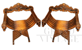 Coppia di sedie Savonarola con intagli di teste di leone                            