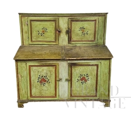 Credenza antica laccata e dipinta con motivi floreali                            