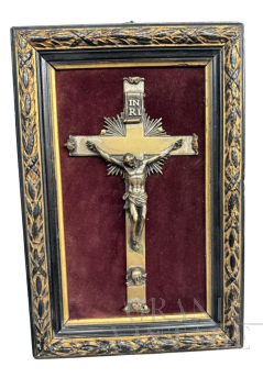 Crocefisso antico in bronzo del XIX secolo con cornice                            