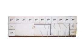 Grande credenza industriale con ante e cassetti laccata bianca                            