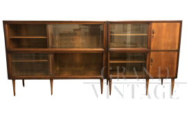 Grande mobile libreria in noce con vetri serigrafati, Italia anni '50                            