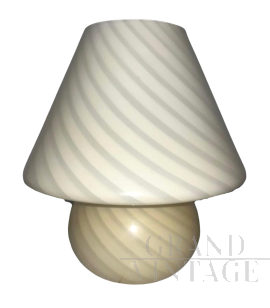 Lampada a fungo in vetro di Murano con lavorazione a vortice                            