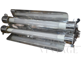 Lampada industriale della sala macchine di una nave