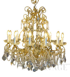 Lampadario in stile fiorentino in ferro dorato e cristallo                            