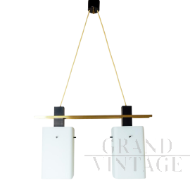 Lampadario Stilnovo a sospensione in vetro opalino e ottone, Italia anni '60                            