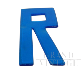 Lettera R in vetro azzurro, anni '80