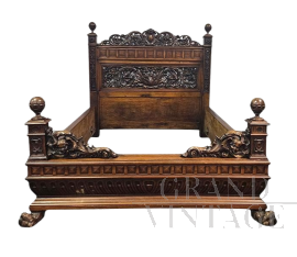 Letto matrimoniale antico in legno intagliato                            