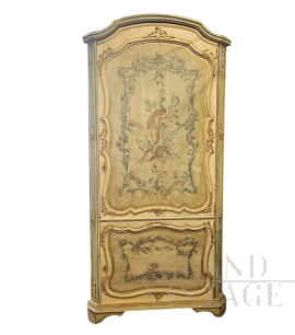 Mobile cantonale in legno laccato e dorato con motivi floreali                            