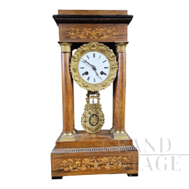 Orologio Impero da portale in noce intarsiato, metà XIX secolo                           