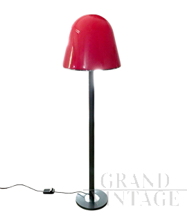 Piantana lampada da terra di Harvey Guzzini in plexiglass rosso                            