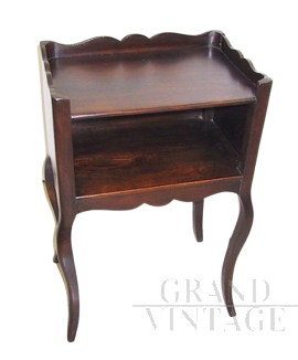 Piccolo comodino vintage in stile classico con vano a giorno                            