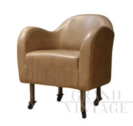 Poltrona anni '60 in pelle beige con le rotelle                            