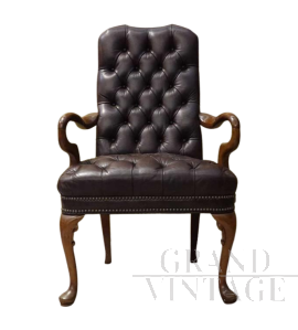 Poltrona Chesterfield inglese con schienale alto                            