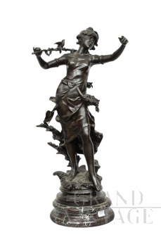 Scultura antica in bronzo patinato raffigurante la Nymphe de Bois