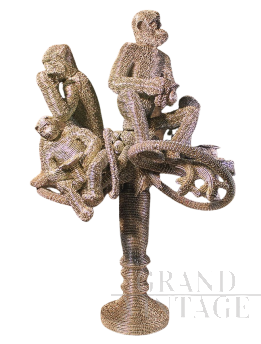 Scultura in filo metallico raffigurante tre scimmie su un piedistallo                            