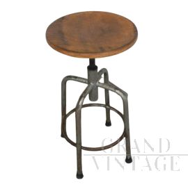 Sgabello industriale girevole in legno e ferro a 4 piedi, 1960                            