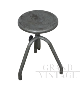 Sgabello industriale vintage in ferro verde con tre gambe                            