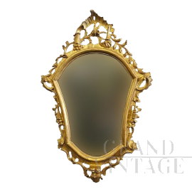 Specchiera sagomata in legno dorato in stile antico                            