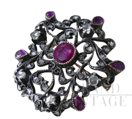 Spilla antica in oro e argento a motivi rocailles con rubini e diamanti